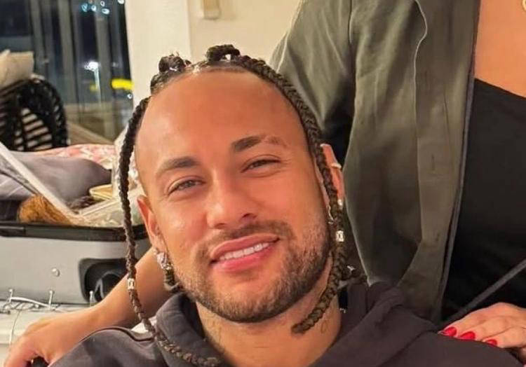 内马尔在利物浦比赛中战术调整，比赛规则变更引发热议！引发球迷热议的简单介绍